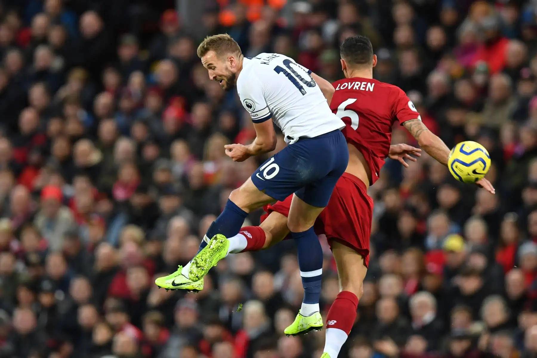 El delantero inglés del Tottenham, Harry Kane, salta para un cabezazo con el defensor croata de Liverpool Dejan Lovren durante el partido de fútbol de la Premier League. Foto: AFP