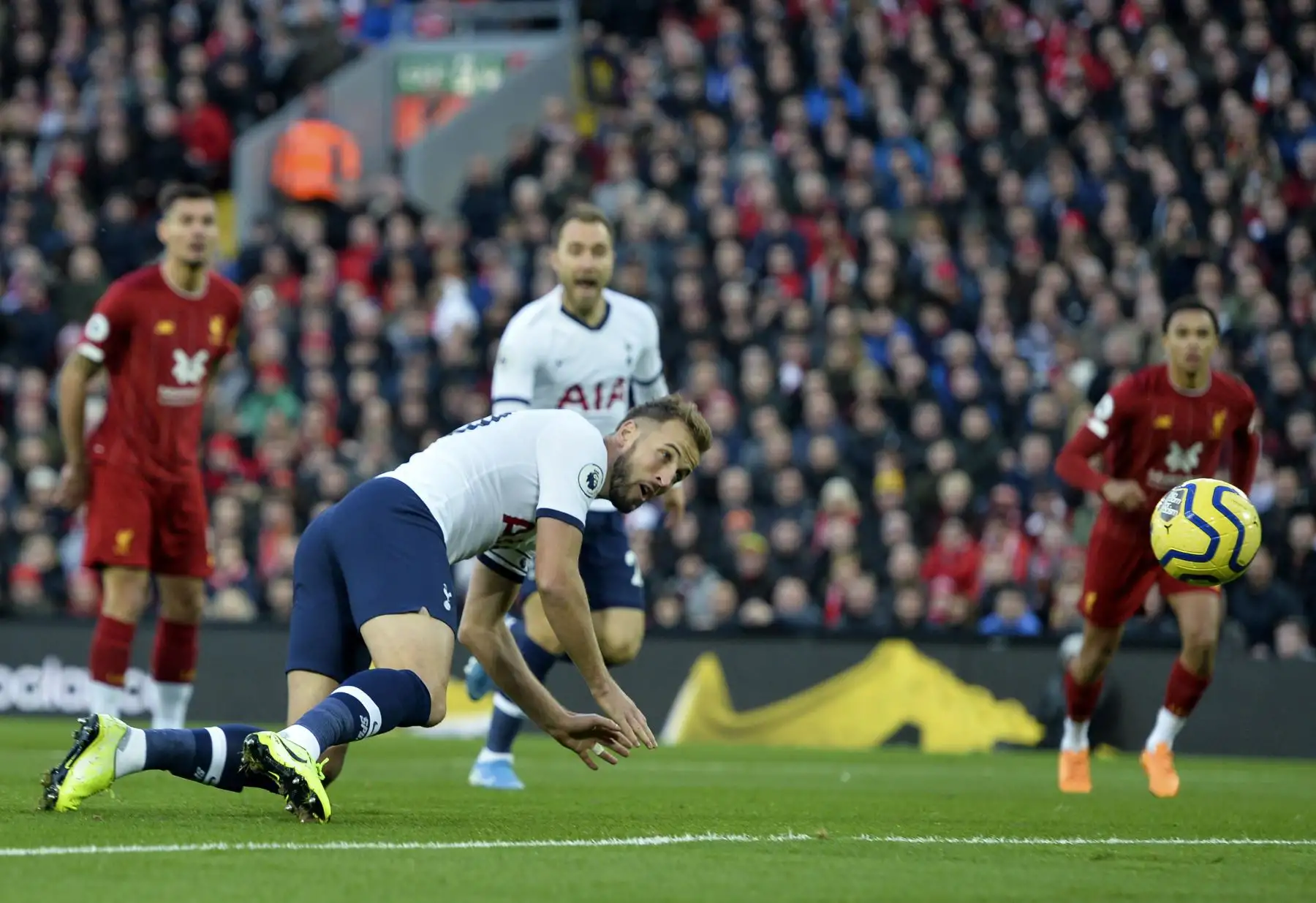 Harry Kane del Tottenham marcó el gol de apertura contra Liverpool durante el partido de la Premier League. Foto: AFP
