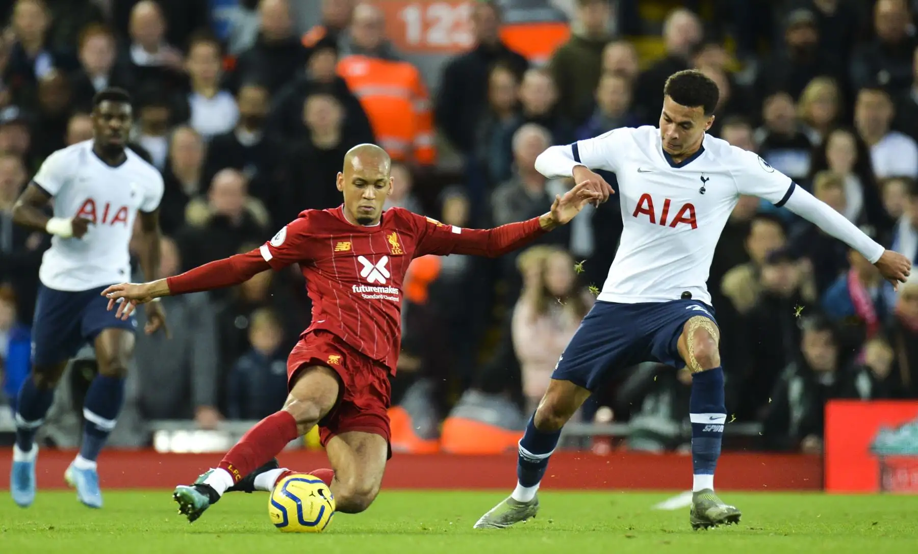 Fabinho Tavares de Liverpool en acción contra Dele Alli de Tottenham Hotspur durante el partido de la Premier League. Foto: EFE