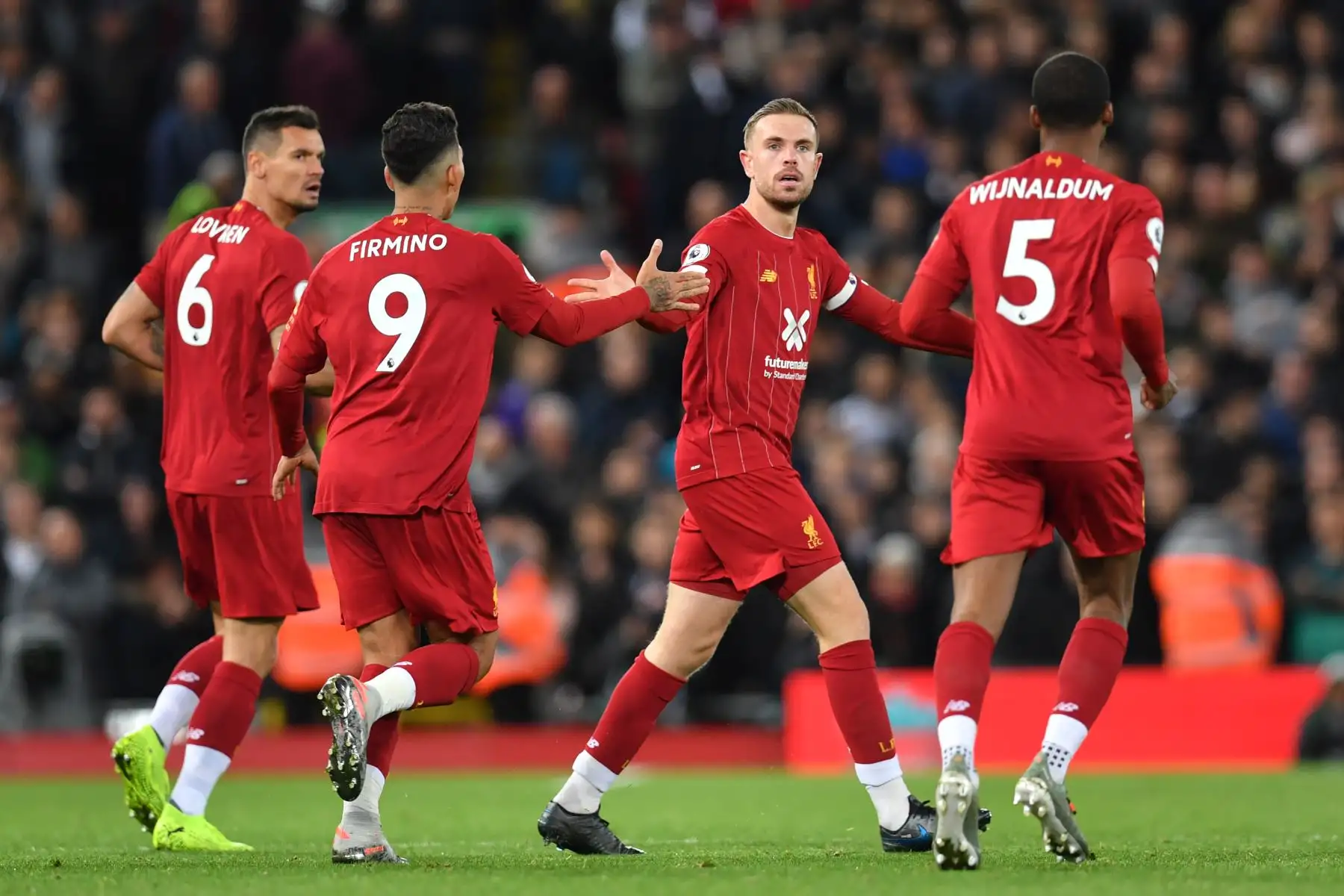 El mediocampista inglés de Liverpool, Jordan Henderson, celebra con sus compañeros tras anotar durante el partido de fútbol de la Premier League. Foto: AFP