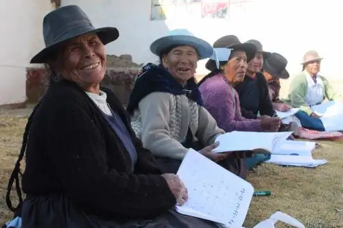 Nunca es tarde para aprender. Cien adultos mayores de tres distritos trujillanos, usuarios de Pensión 65, aprenderán a leer, escribir y contar.