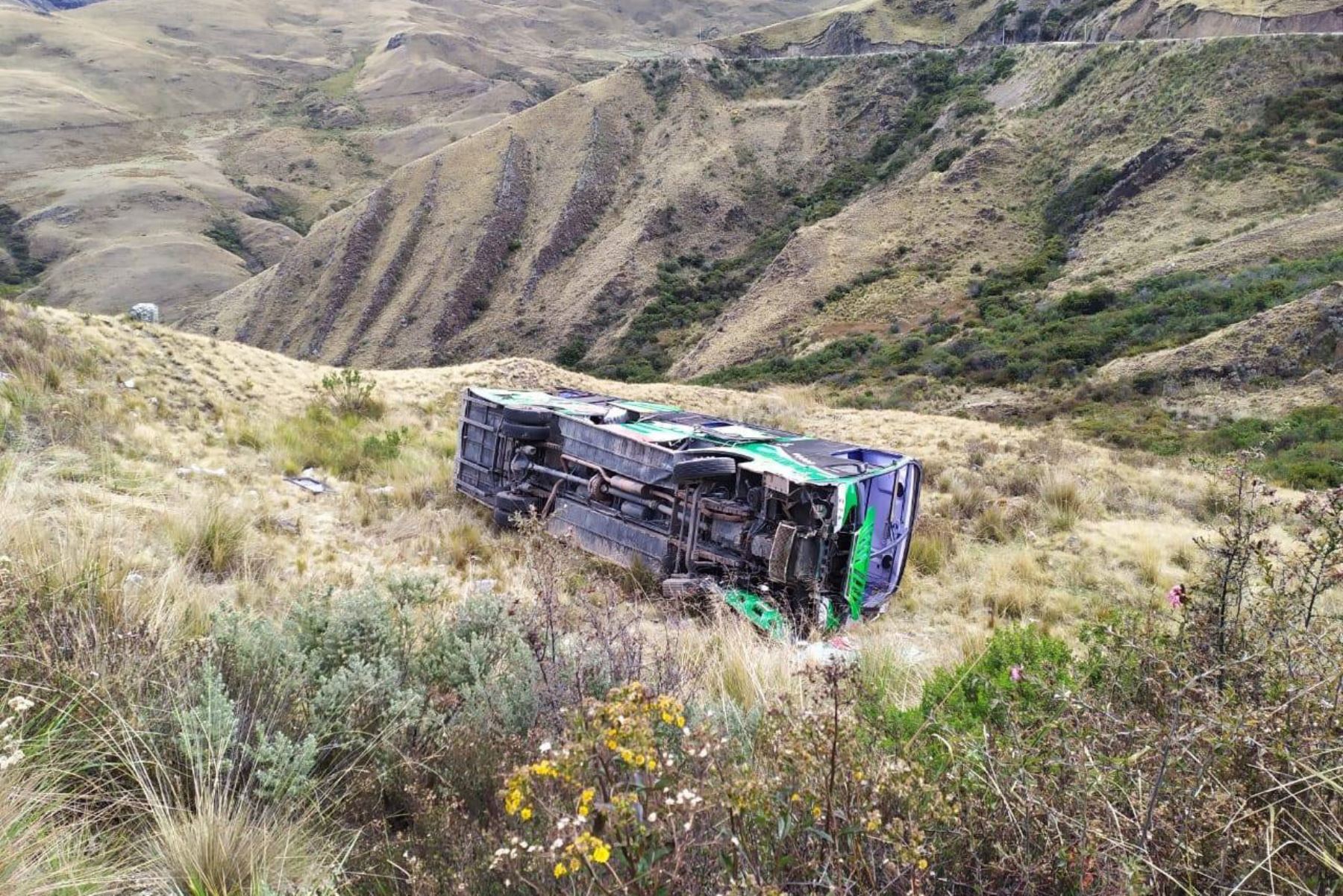 El bus de la empresa de transportes El Picaflor Tours, de matrícula V3P-959 se despistó y volcó en la carretera Huarochirí-Sihuas, región Áncash.