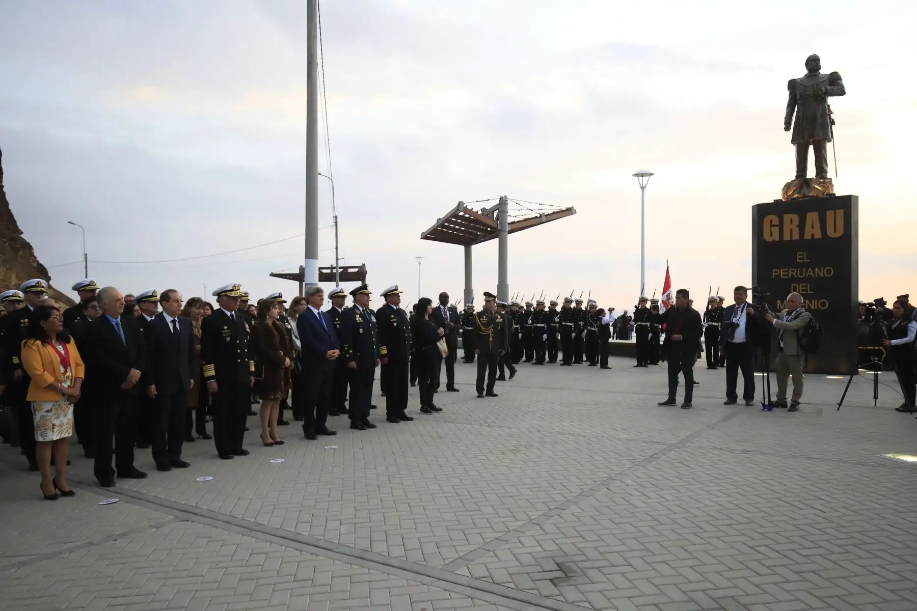 El ministro de Defensa Walter Martos inauguró el mirador “Gran Bahía de Lima” en Chorrillos.    


Foto: Andina/Juan Carlos Guzmán Negrini