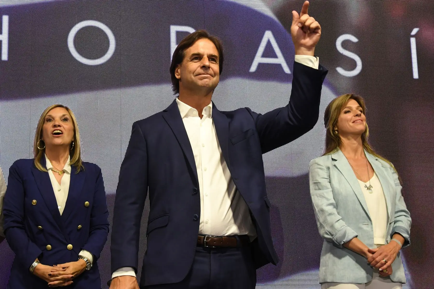 El candidato presidencial para el partido del Partido Nacional de Uruguay, Luis Lacalle, hace un gesto mientras se dirige a los partidarios en Montevideo después de que cerraron las urnas en las elecciones generales.Foto: AFP