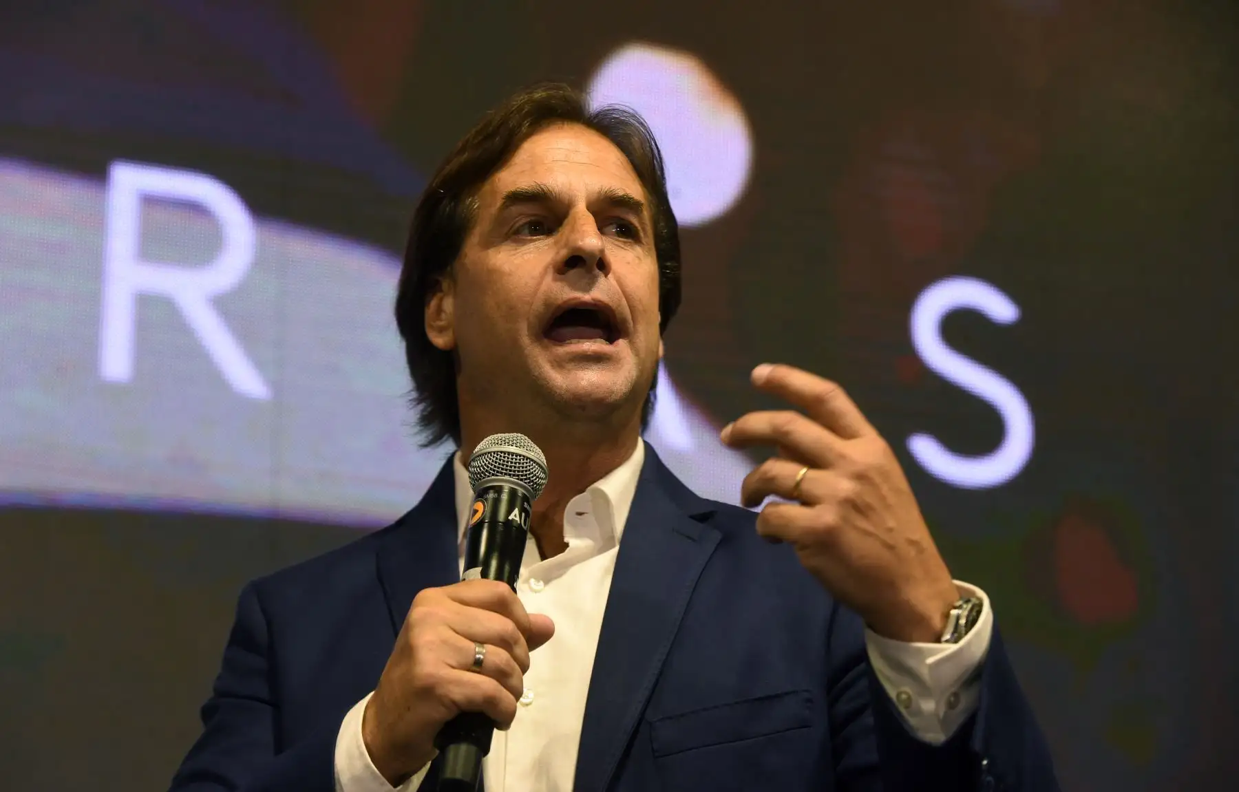 El candidato presidencial para el partido Partido Nacional de Uruguay, Luis Lacalle, se dirige a los partidarios en Montevideo después de que cerraron las urnas en las elecciones generales.Foto:AFP
