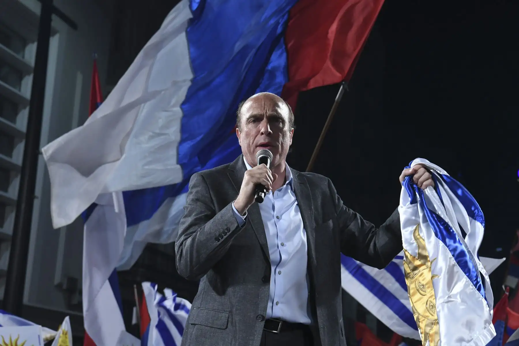El candidato presidencial para la coalición de gobierno izquierdista uruguaya Frente Amplio, Daniel Martínez, hace un gesto mientras se dirige a los partidarios en la sede del partido en Montevideo después de que cerraron las urnas en las elecciones generales del país. Foto:AFP