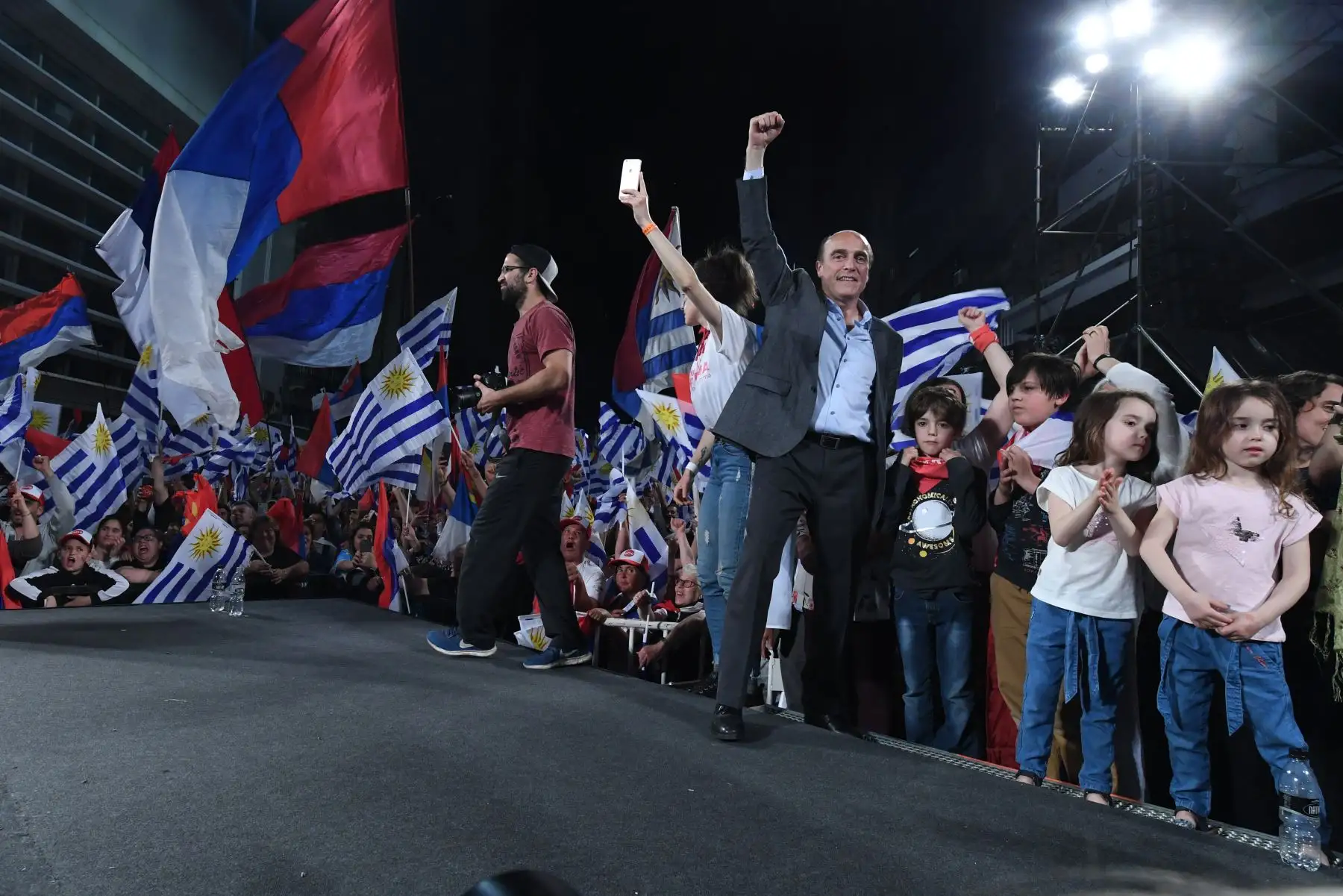 El candidato presidencial para la coalición de gobierno izquierdista uruguaya Frente Amplio, Daniel Martínez, hace un gesto antes de dirigirse a los partidarios en la sede del partido en Montevideo después de que cerraron las urnas en las elecciones generales del país. Foto:AFP