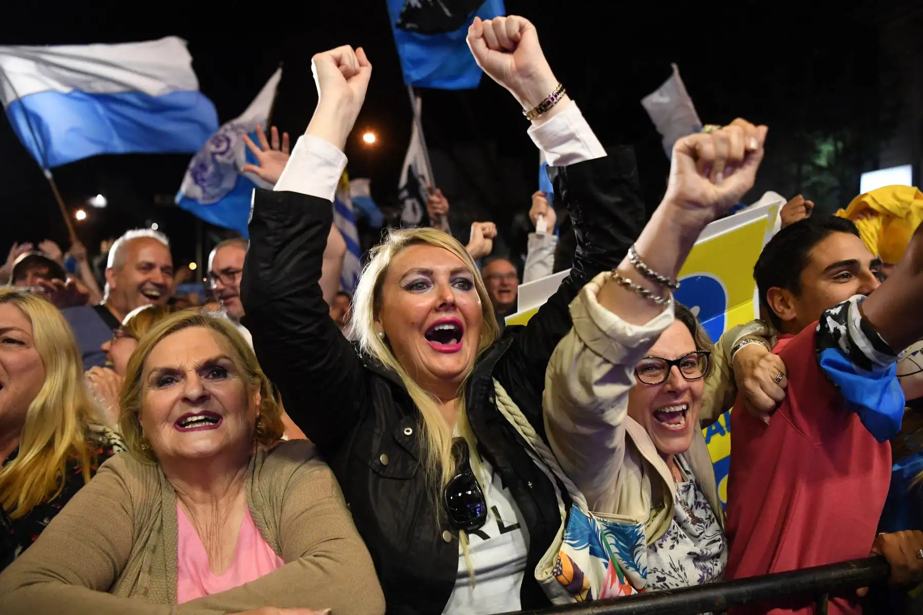 Los partidarios del candidato presidencial para el partido Partido Nacional de Uruguay, Luis Lacalle Pou, aplauden fuera de la sede del partido en Montevideo después de que cerraron las urnas en las elecciones generales .Foto:AFP