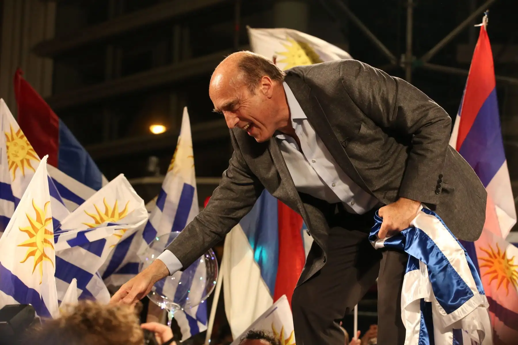 El candidato a la Presidencia de Uruguay Daniel Martínez, del oficialista Frente Amplio (FA, izquierda), saludando a sus simpatizantes concentrados en el hotel Cristal Tower este domingo, en Montevideo (Uruguay). Foto:EFE