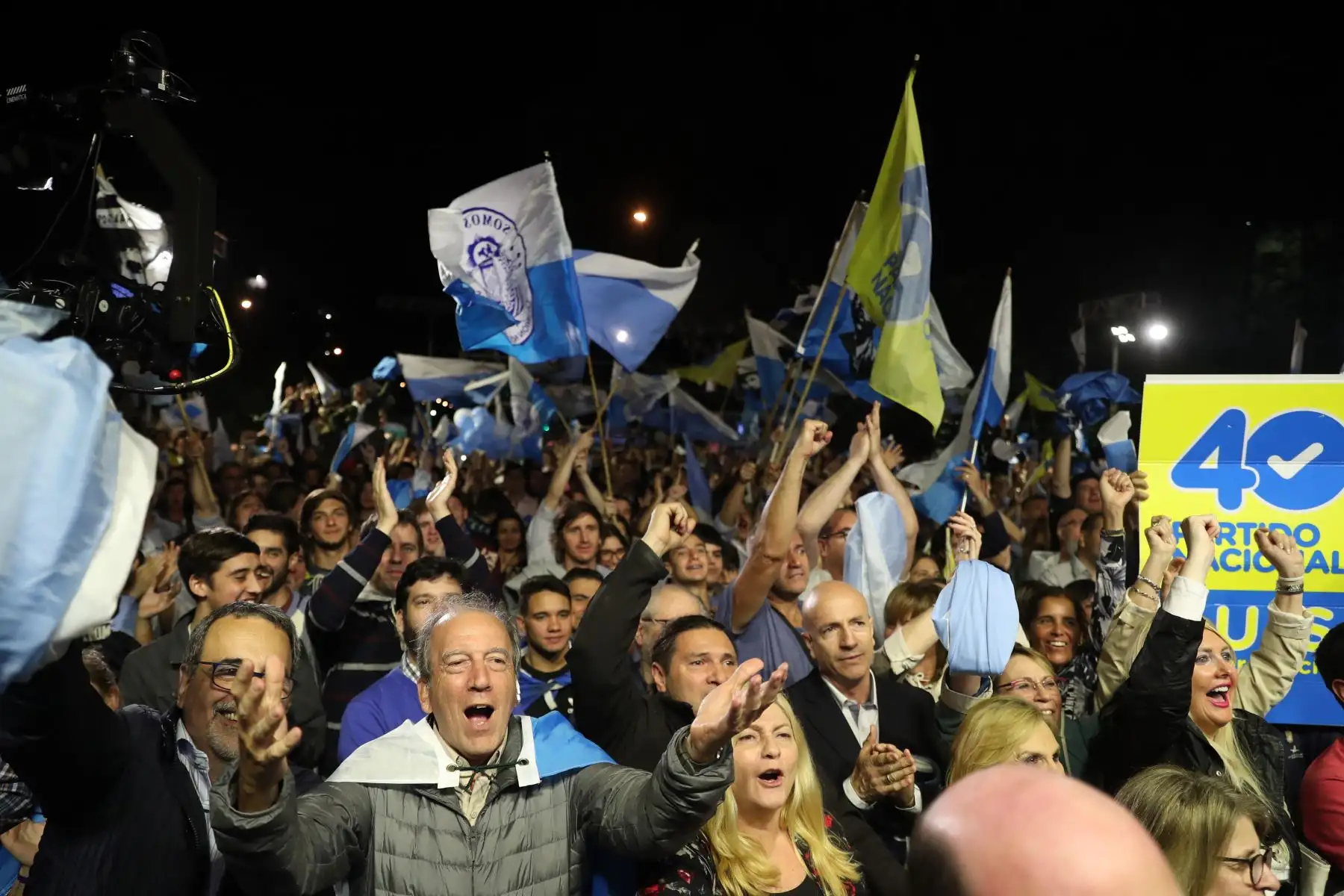 Simpatizantes del candidato a la Presidencia de Uruguay por el Partido Nacional Luis Lacalle,  celebran la segunda vuelta tras las elecciones presidenciales de este domingo en Uruguay.Foto:EFE