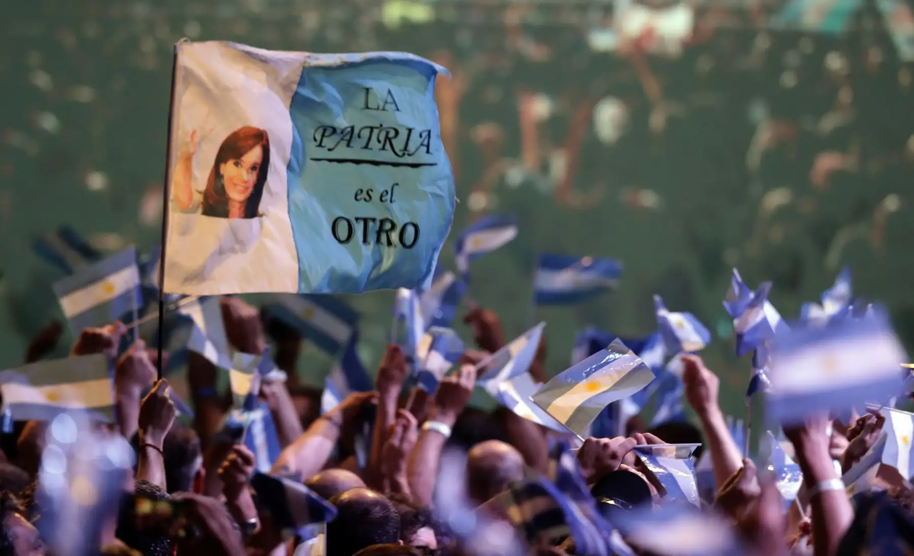 Los partidarios del candidato presidencial argentino para el partido Frente de Todos Alberto Fernández celebran en la sede del partido en Buenos Aires el 27 de octubre de 2019. El candidato peronista Alberto Fernández ganó las elecciones presidenciales de Argentina en la primera.Foto:AFP
