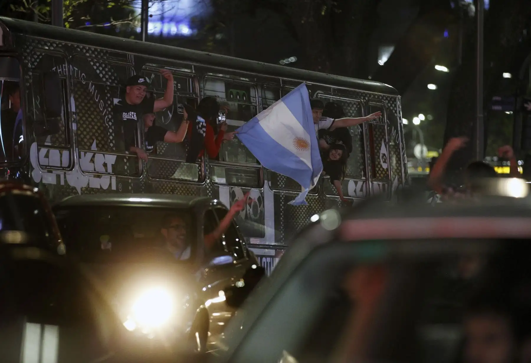 Los partidarios del candidato presidencial argentino para el partido Frente de Todos Alberto Fernández celebran en Buenos Aires el 
 triunfo del candidato peronista Alberto Fernández al ganar las elecciones presidenciales de Argentina en la primera vuelta.Foto:AFP