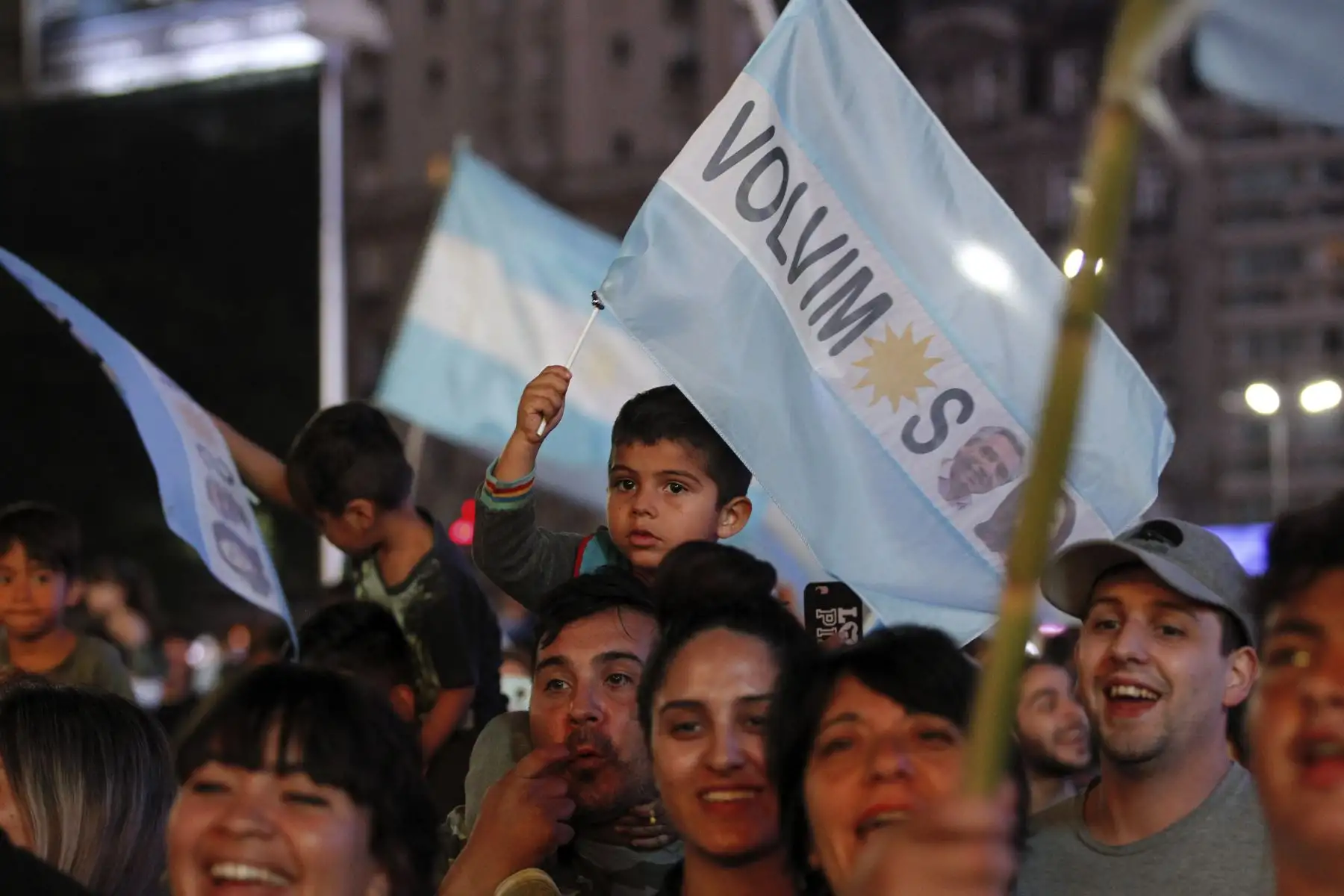 Los partidarios del candidato presidencial argentino para el partido Frente de Todos Alberto Fernández celebran en Buenos Aires el 
 triunfo del candidato peronista Alberto Fernández al ganar las elecciones presidenciales de Argentina en la primera vuelta.Foto:AFP
