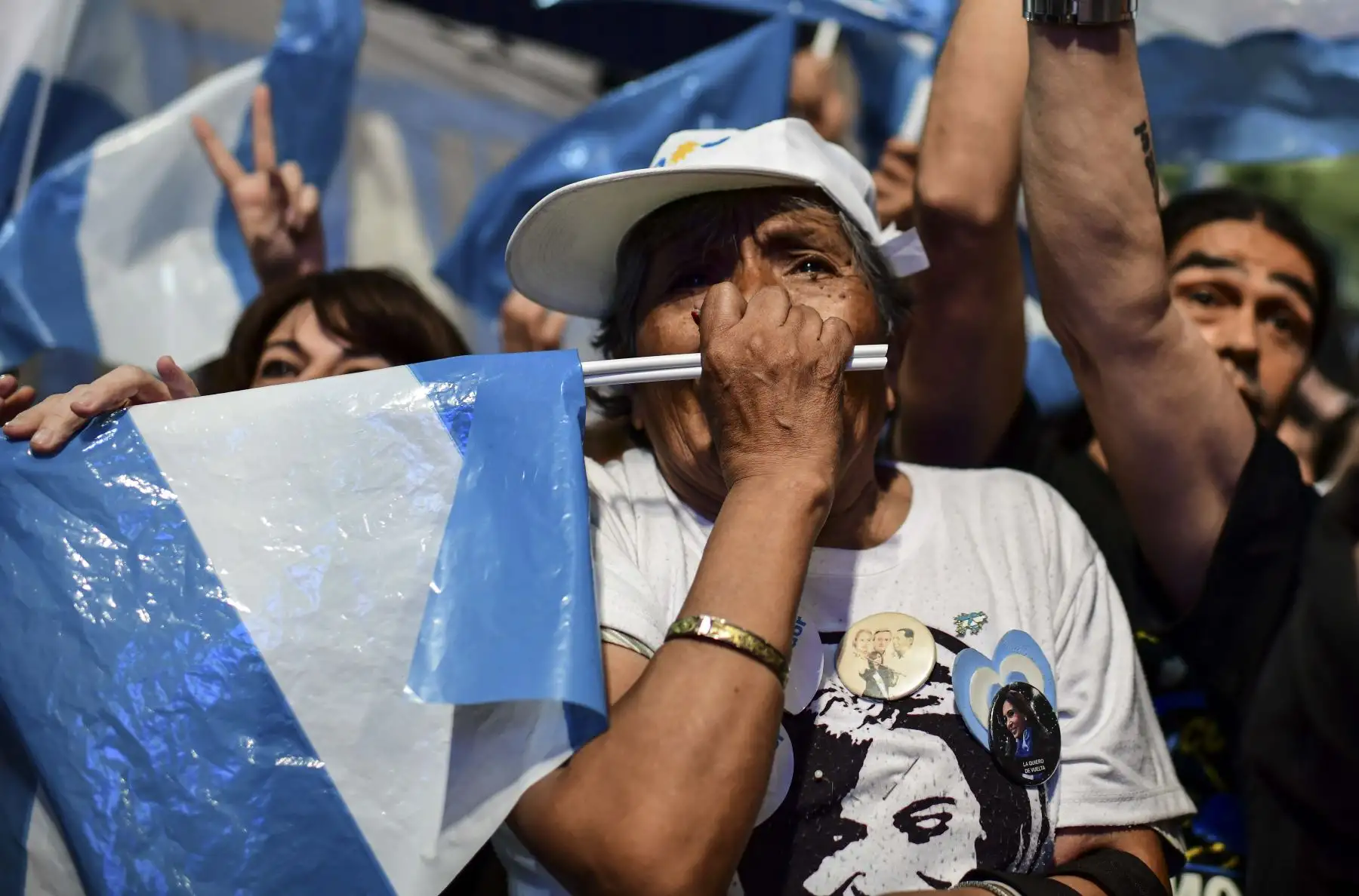 Los partidarios del candidato presidencial argentino para el partido Frente de Todos Alberto Fernández celebran en Buenos Aires el 
 triunfo del candidato peronista Alberto Fernández al ganar las elecciones presidenciales de Argentina en la primera vuelta.Foto:AFP