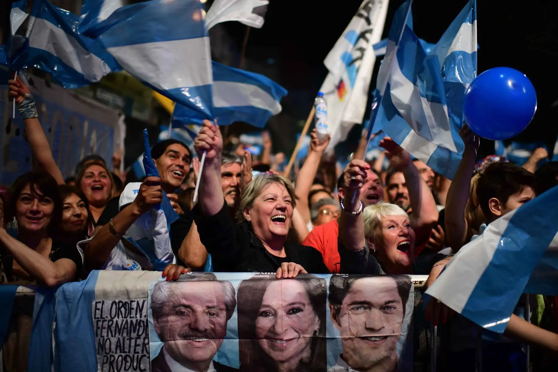 Los partidarios del candidato presidencial argentino para el partido Frente de Todos Alberto Fernández celebran en Buenos Aires el 
 triunfo del candidato peronista Alberto Fernández al ganar las elecciones presidenciales de Argentina en la primera vuelta.Foto:AFP