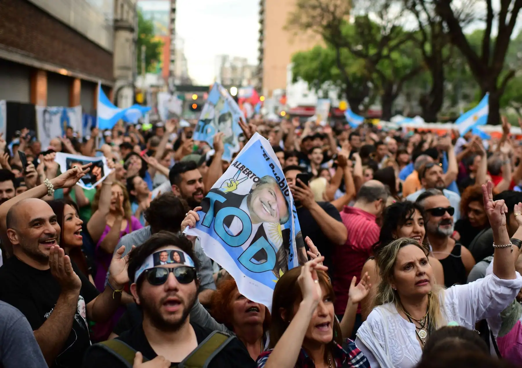 Los partidarios del candidato presidencial argentino para el partido Frente de Todos Alberto Fernández celebran en Buenos Aires el 
 triunfo del candidato peronista Alberto Fernández al ganar las elecciones presidenciales de Argentina en la primera vuelta.Foto:AFP