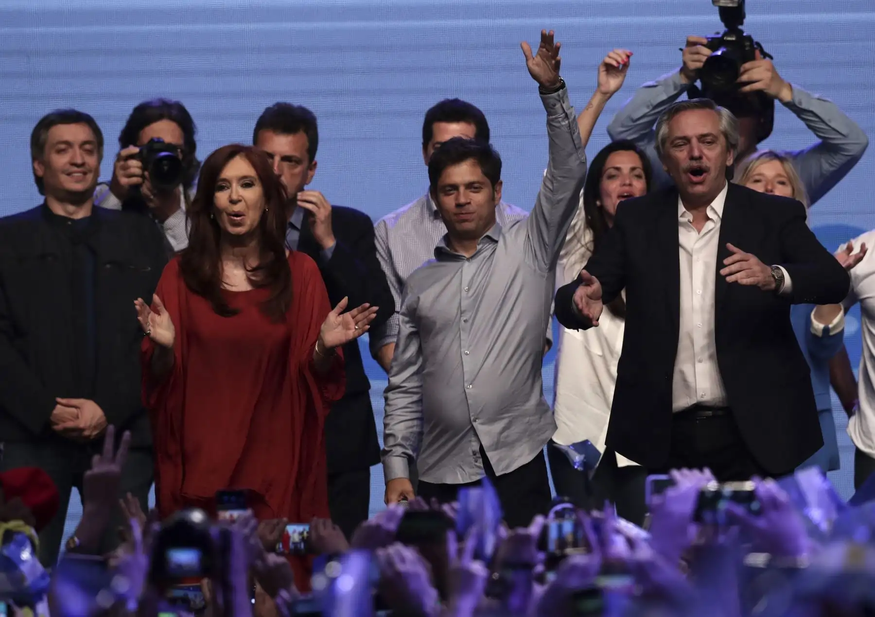 El presidente argentino electo Alberto Fernández (R), la vicepresidenta electa Cristina Fernández de Kirchner (L) y el gobernador electo de Buenos Aires Axel Kicillof saludan a los partidarios en la sede del partido en Buenos Aires.Foto:AFP