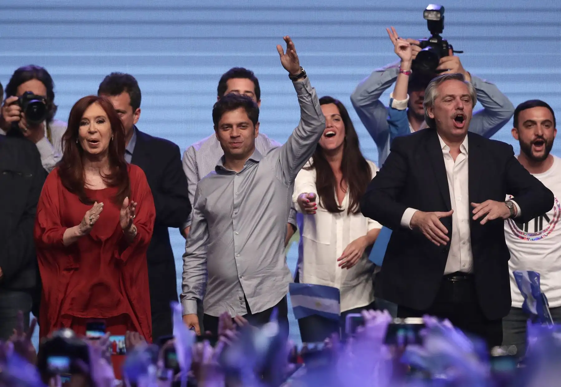 El presidente argentino electo Alberto Fernández (R), la vicepresidenta electa Cristina Fernández de Kirchner (L) y el gobernador electo de Buenos Aires Axel Kicillof saludan a los partidarios en la sede del partido en Buenos Aires.Foto:AFP