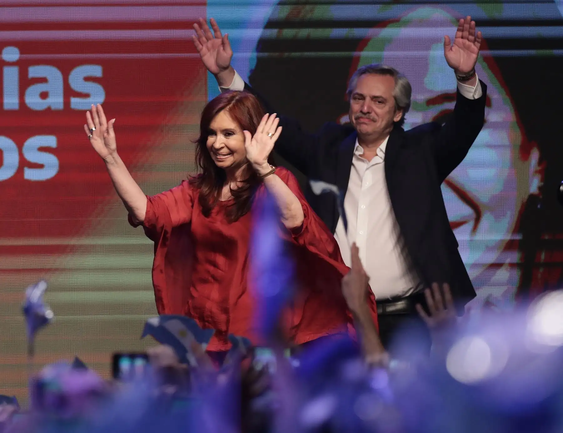 El presidente argentino electo, Alberto Fernández, y la vicepresidenta, Cristina Fernández, saludan a los partidarios en la sede del partido en Buenos Aires el 27. El candidato peronista ganó las elecciones presidenciales de Argentina en la primera vuelta.Foto:AFP