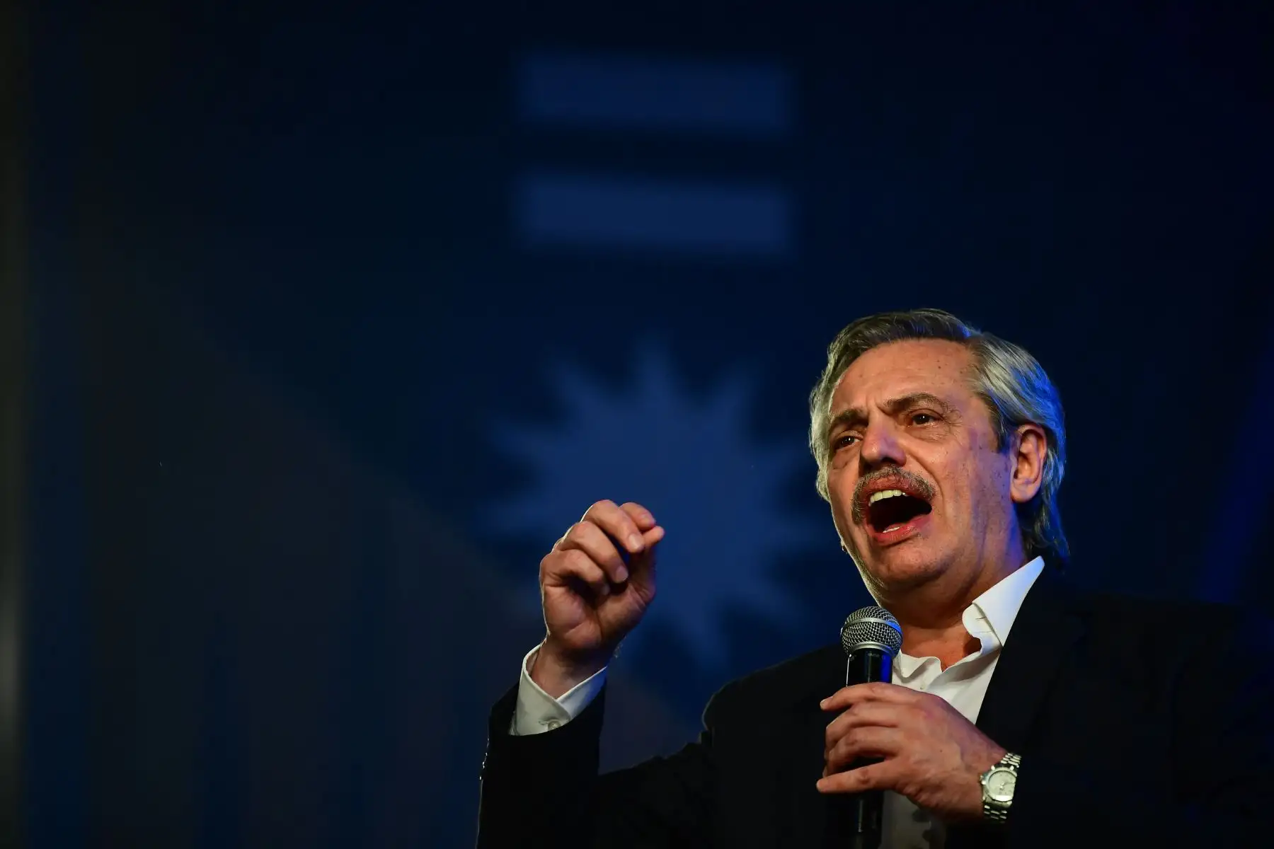 El candidato presidencial de Argentina para el partido Frente de Todos, Alberto Fernández, se dirige a los partidarios después de ser elegido como nuevo presidente, en la sede del partido en Buenos Aires.  El candidato peronista ganó las elecciones de Argentina poniendo fin a la regla plagada de crisis del titular favorable al mercado del gobierno de Mauricio Macri..Foto:AFP