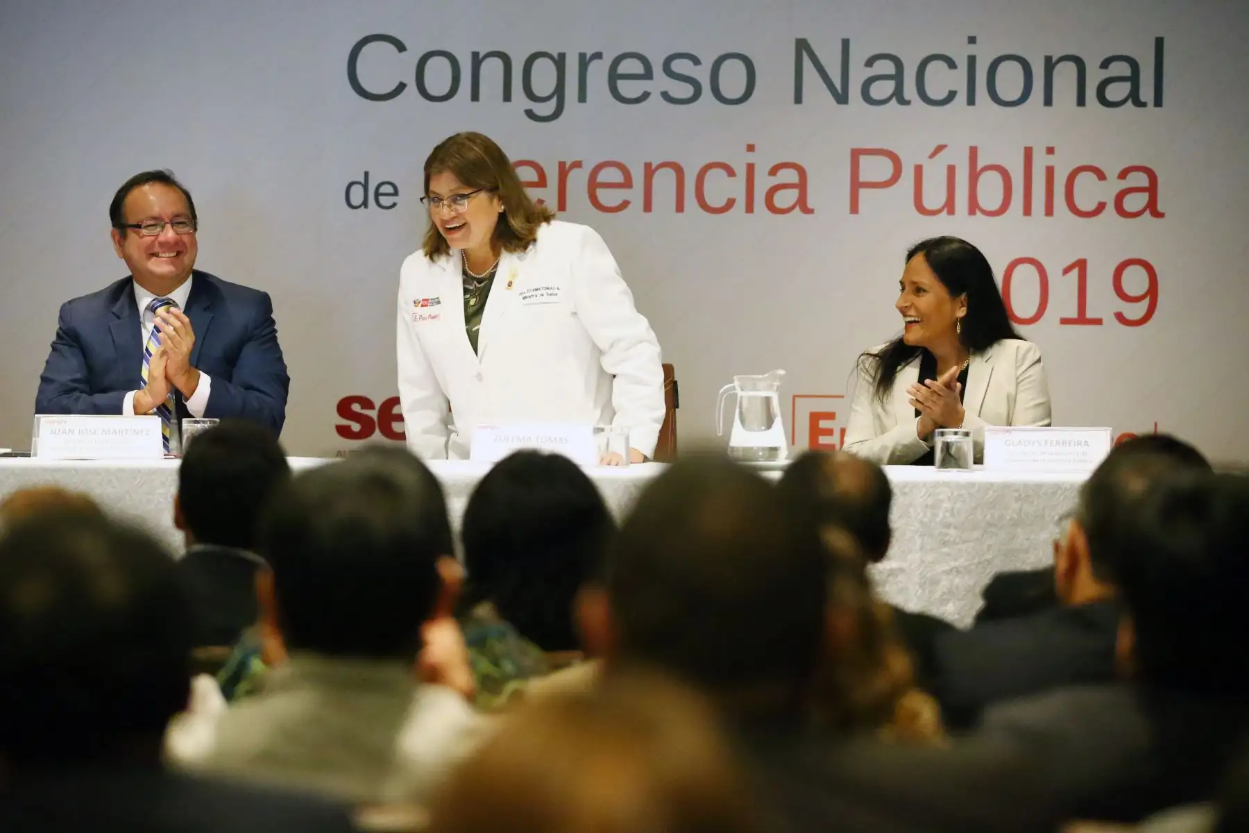 Ministra de Salud, Zulema Tomás junto al presidente ejecutivo de la Autoridad Nacional de Servicio Civil (SERVIR), Juan Jóse Ortiz, inauguran el Congreso Nacional de Gerencia Pública. Foto: ANDINA/Melina Mejía