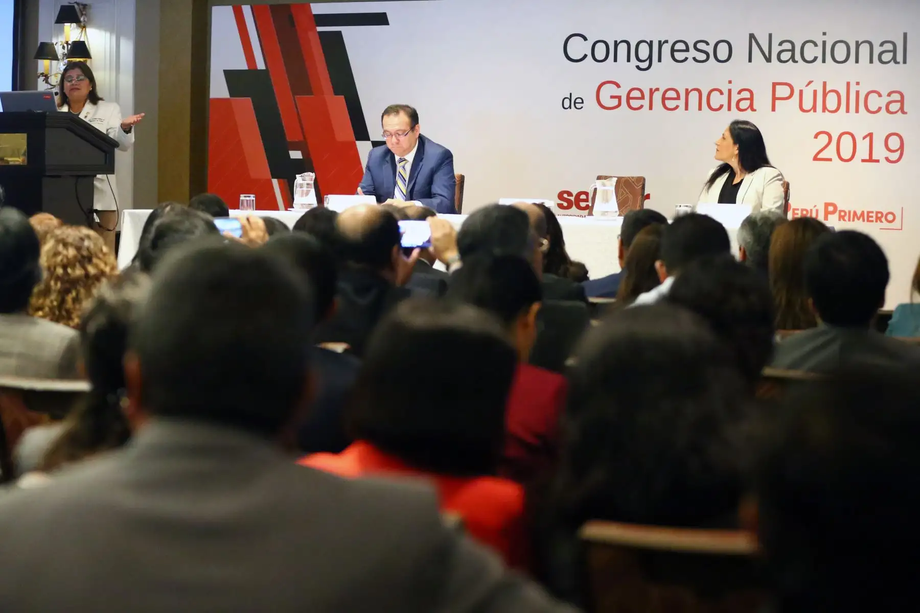 Ministra de Salud, Zulema Tomás junto al presidente ejecutivo de la Autoridad Nacional de Servicio Civil (SERVIR), Juan Jóse Ortiz, inauguran el Congreso Nacional de Gerencia Pública. Foto: ANDINA/Melina Mejía