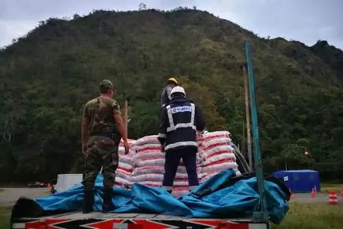 Agentes de la Sunat incautan más de 1,200 toneladas de sal y cemento usadas como insumo por el narcotráfico en el Vraem. ANDINA/Difusión