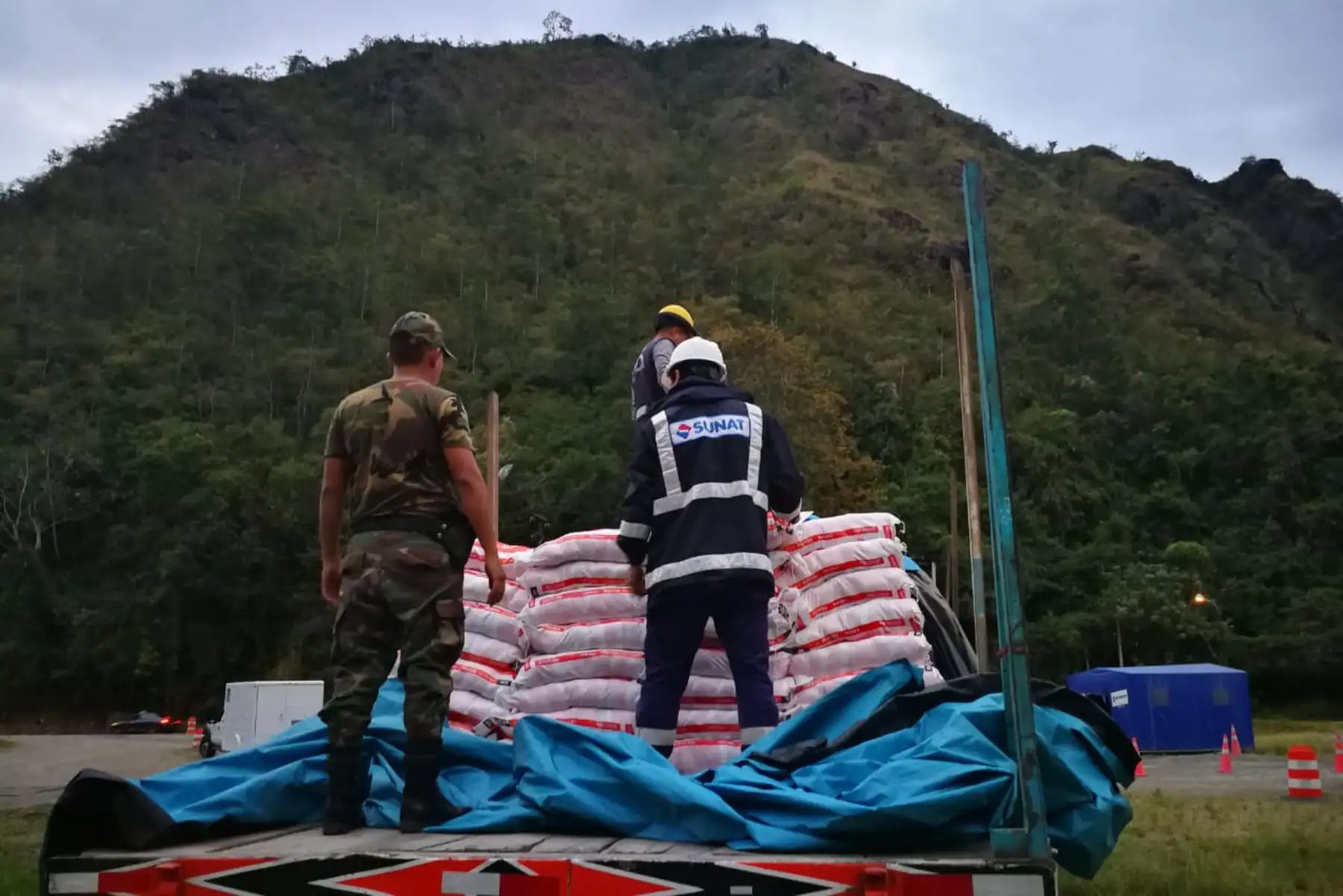 Agentes de la Sunat incautan más de 1,200 toneladas de sal y cemento usadas como insumo por el narcotráfico en el Vraem. ANDINA/Difusión