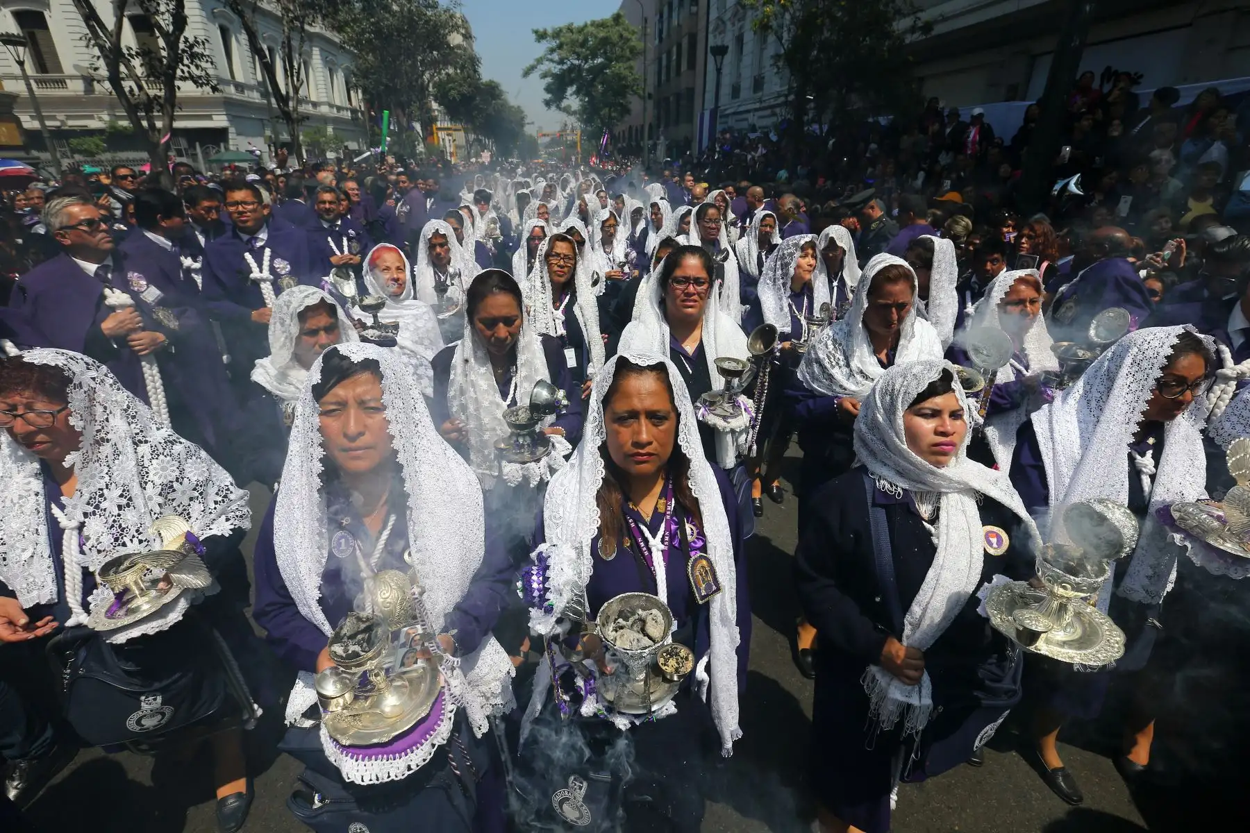 Sahumadoras acompañan el recorrido de la procesión del Señor de los Milagros.Foto:ANDINA/Héctor Vinces