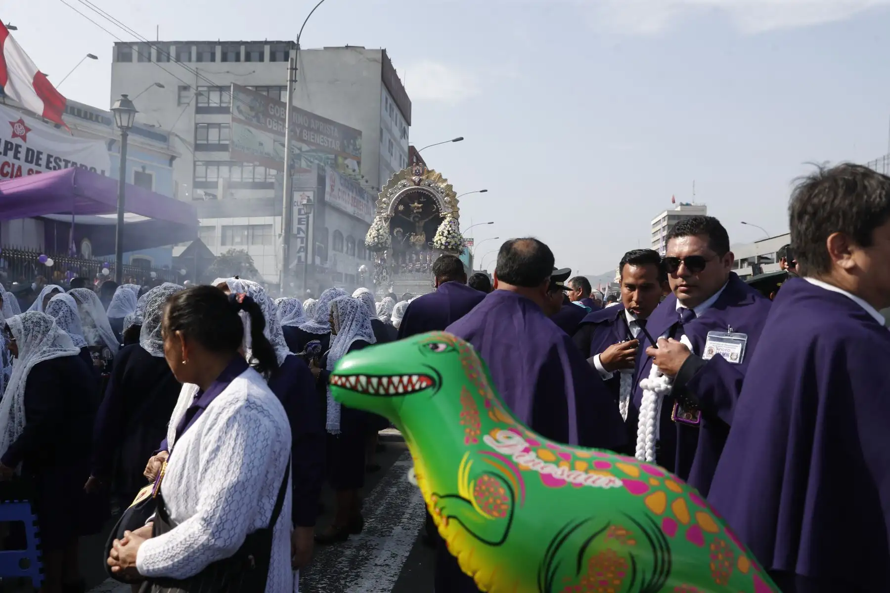 Procesión del Señor del los Milagros recorre avenida Alfonso Ugarte. Foto: ANDINA/Renato Pajuelo