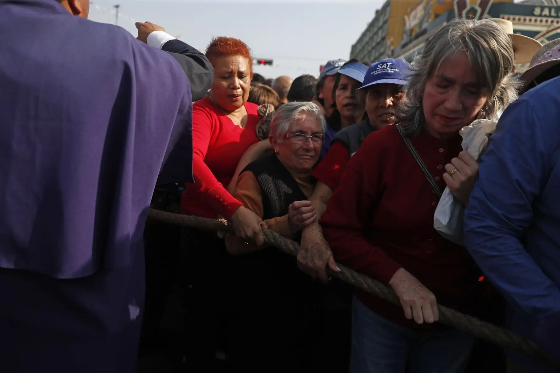 Fieles devotos acompañan la procesión del Señor del los Milagros. Foto: ANDINA/Renato Pajuelo