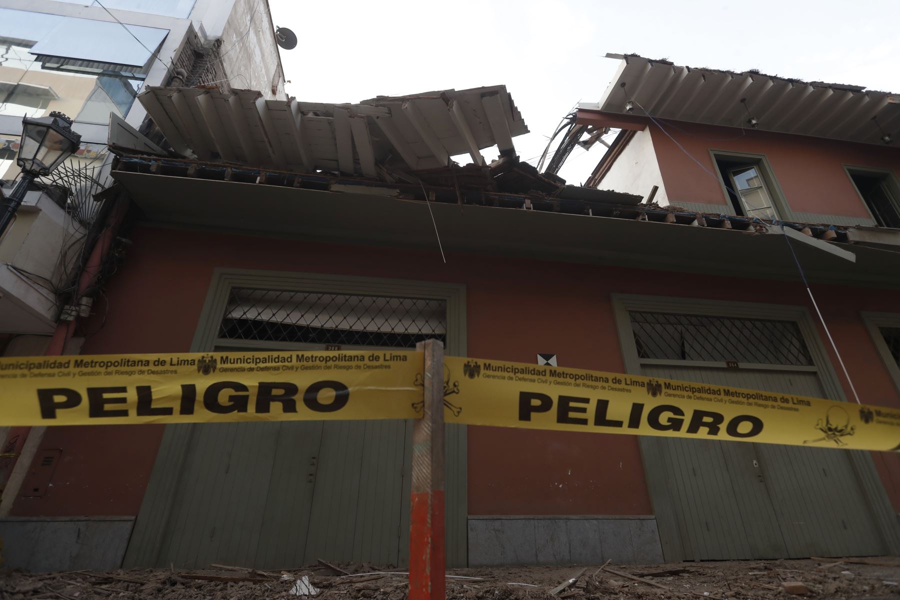 Un antiguo balcón colapsó hoy en el Centro Histórico de Lima. ANDINA / Renato Pajuelo.