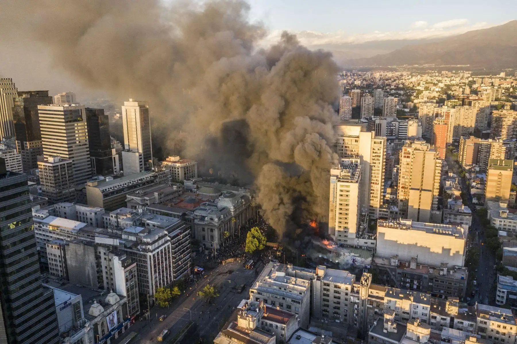 Incendios afectan a locales comerciales ubicados en Alameda con Santa Rosa, en Chile.Foto:AFP