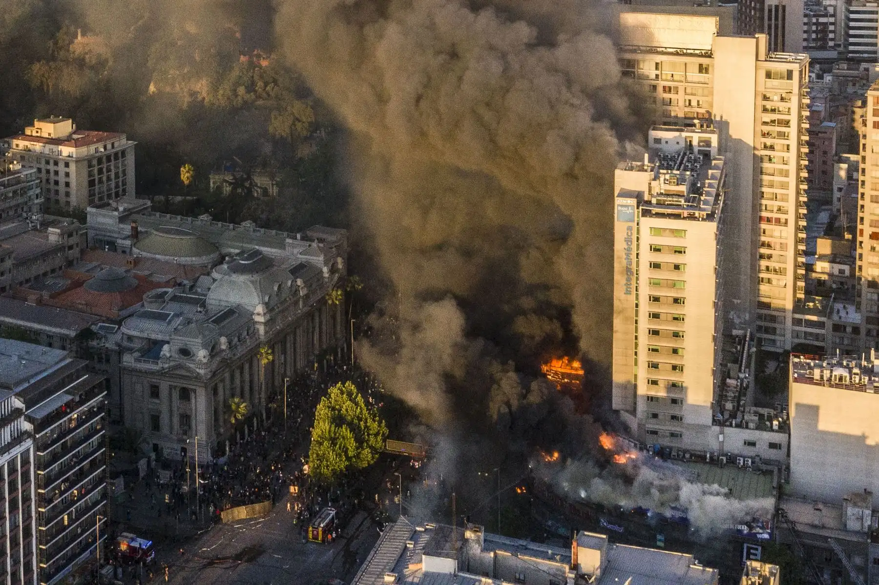 Incendios afectan a locales comerciales ubicados en Alameda con Santa Rosa, en Chile.Foto:AFP