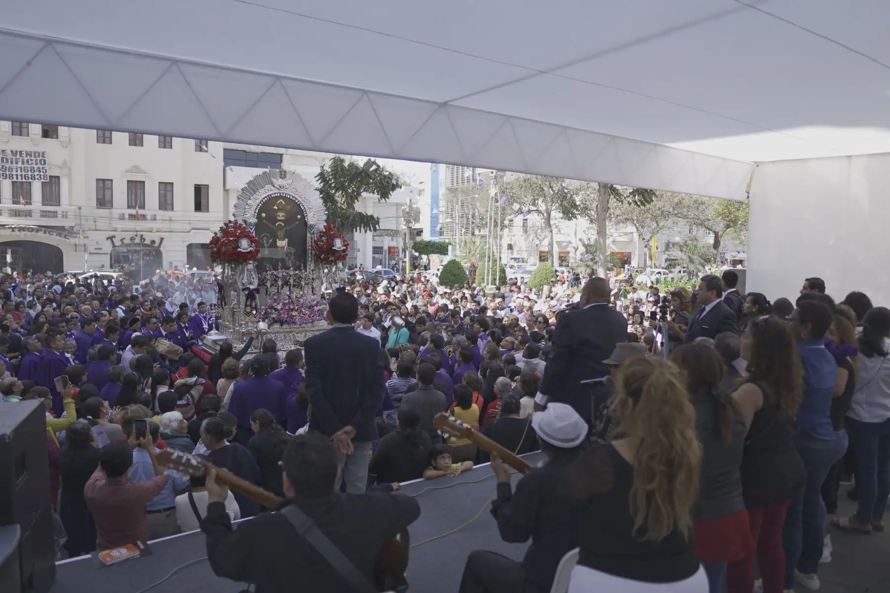 A ritmo de cajón y guitarra, la Peña Nazarena de Lima le rindió homenaje al Señor de los Milagros en su penúltimo recorrido procesional en Chiclayo.
