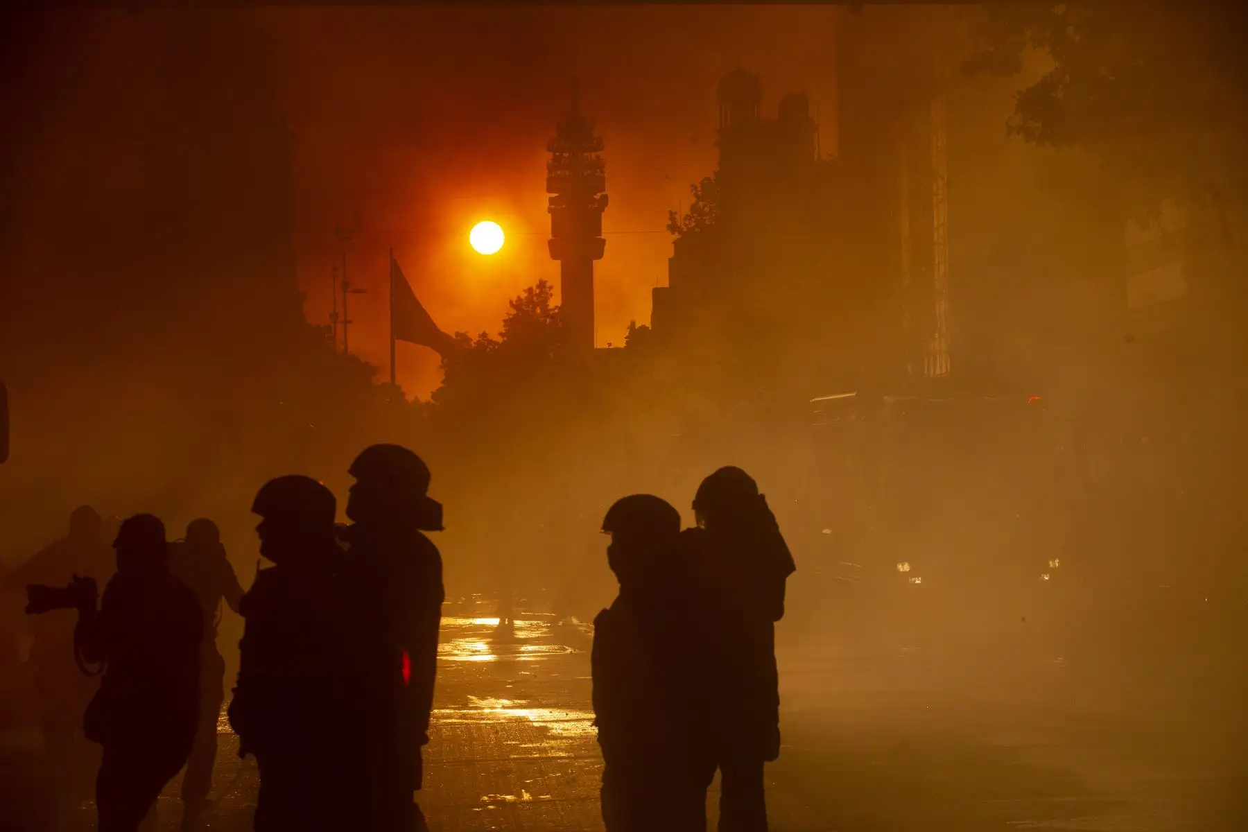 Los bomberos combaten un incendio en un edificio en Santiago momentos después de manifestaciones y protestas callejeras que han dejado al menos 20 personas muertas.Foto:AFP