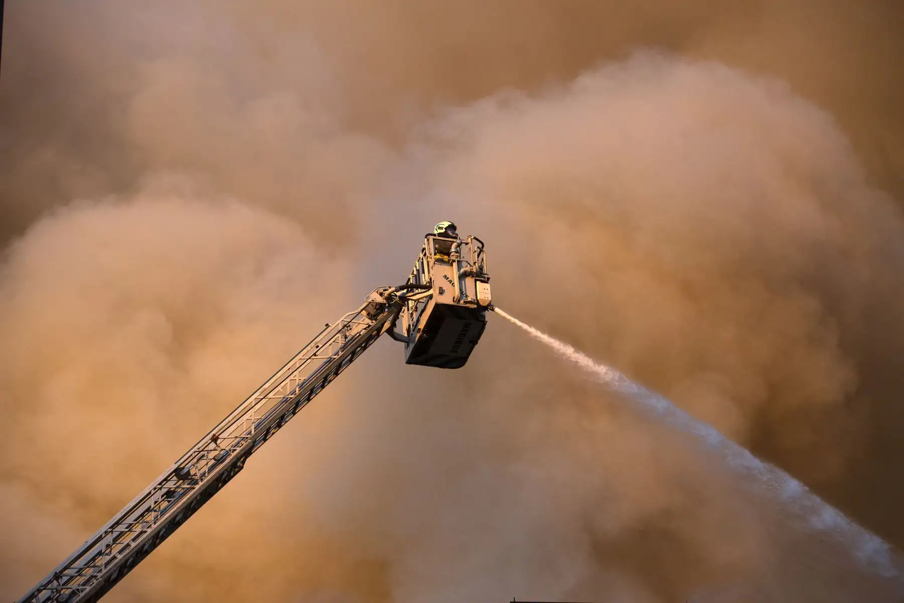 Los bomberos combaten un incendio en un edificio en Santiago momentos después de manifestaciones y protestas callejeras que han dejado al menos 20 personas muertas.Foto:AFP