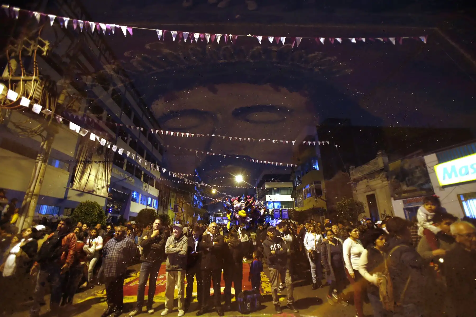 Centenares de fieles acompañan el penúltimo recorrido del Cristo de Pachacamilla, por las calles de Lima.Foto:ANDINA/Renato Pajuelo
