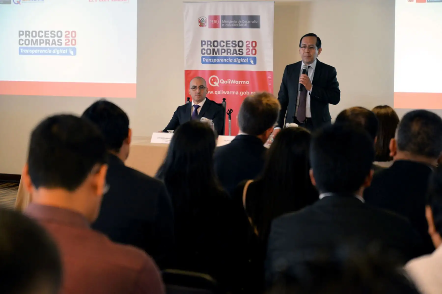 El director ejecutivo de Qali Warma, Fredy Hinojosa, explica el procedimiento de compras electrónicas. ANDINA/Difusión