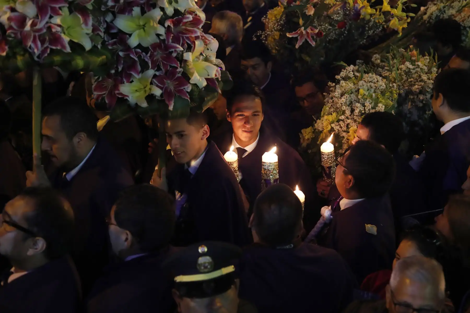 Rostros de Fé , en los fieles devotos que acompañan la procesión del Señor del los Milagros. Foto: ANDINA/Renato Pajuelo