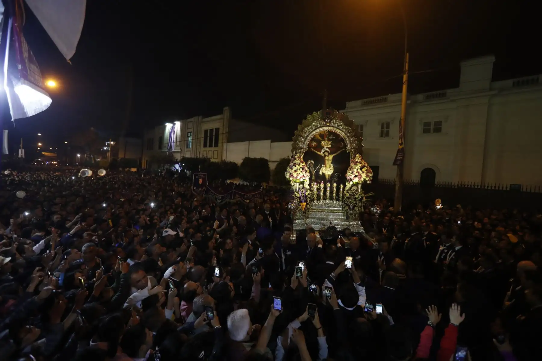 Imagen del Señor de los Milagros recorre calles del Cercado de Lima. Foto: ANDINA/Renato Pajuelo