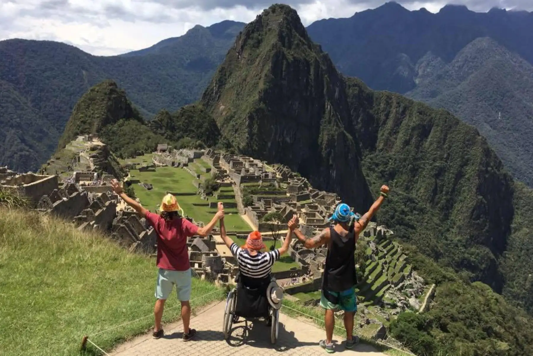 Australiano con discapacidad Philip Stephens cumplió su sueño de conocer Machu Picchu gracias a sus amigos argentinos Emiliano Bisson y Marcos Peluffo. Foto: Instagram/Phillip Stephens