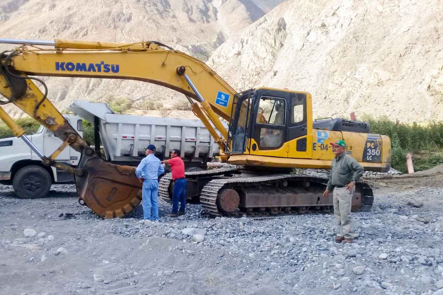 Con maquinaria pesada el Gobierno Regional de Lima iniciará labores de descolmatación en el río Cañete y en el río Huarochirí. ANDINA/Difusión