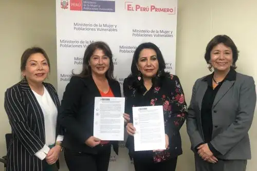 La titular del Mimp, Gloria Montenegro, y la alcaldesa distrital de Uchiza, Doli Gonzales, firmaron un convenio de cooperación para la instalación e implementación de un CEM.