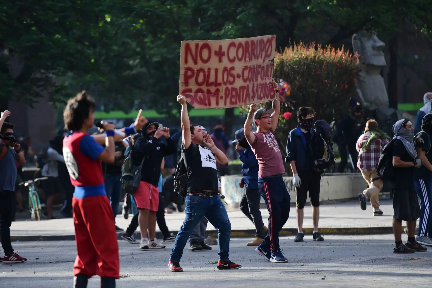 manifestantes gritan consignas en una barricada durante una protesta contra las políticas económicas del gobierno en los alrededores del palacio presidencial de La Moneda en Santiago.Foto:AFP