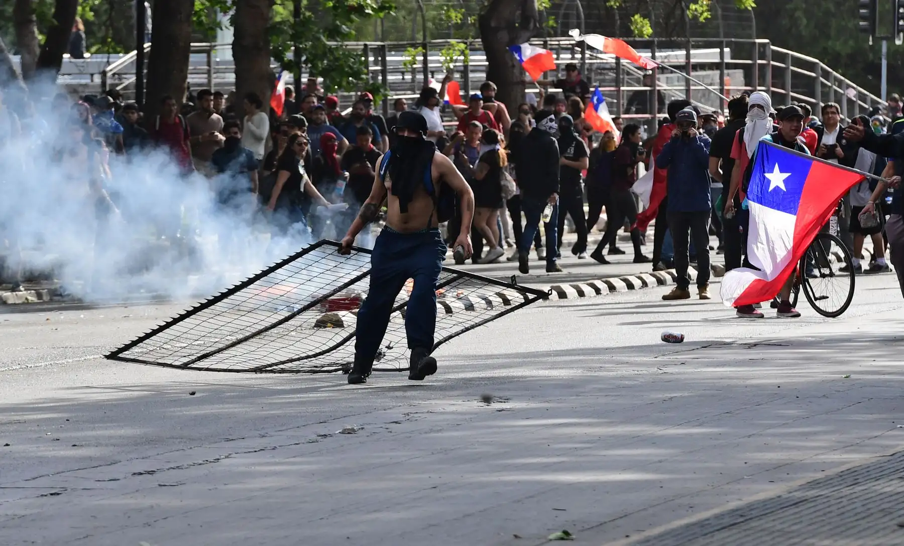 manifestantes gritan consignas en una barricada durante una protesta contra las políticas económicas del gobierno en los alrededores del palacio presidencial de La Moneda en Santiago.Foto:AFP