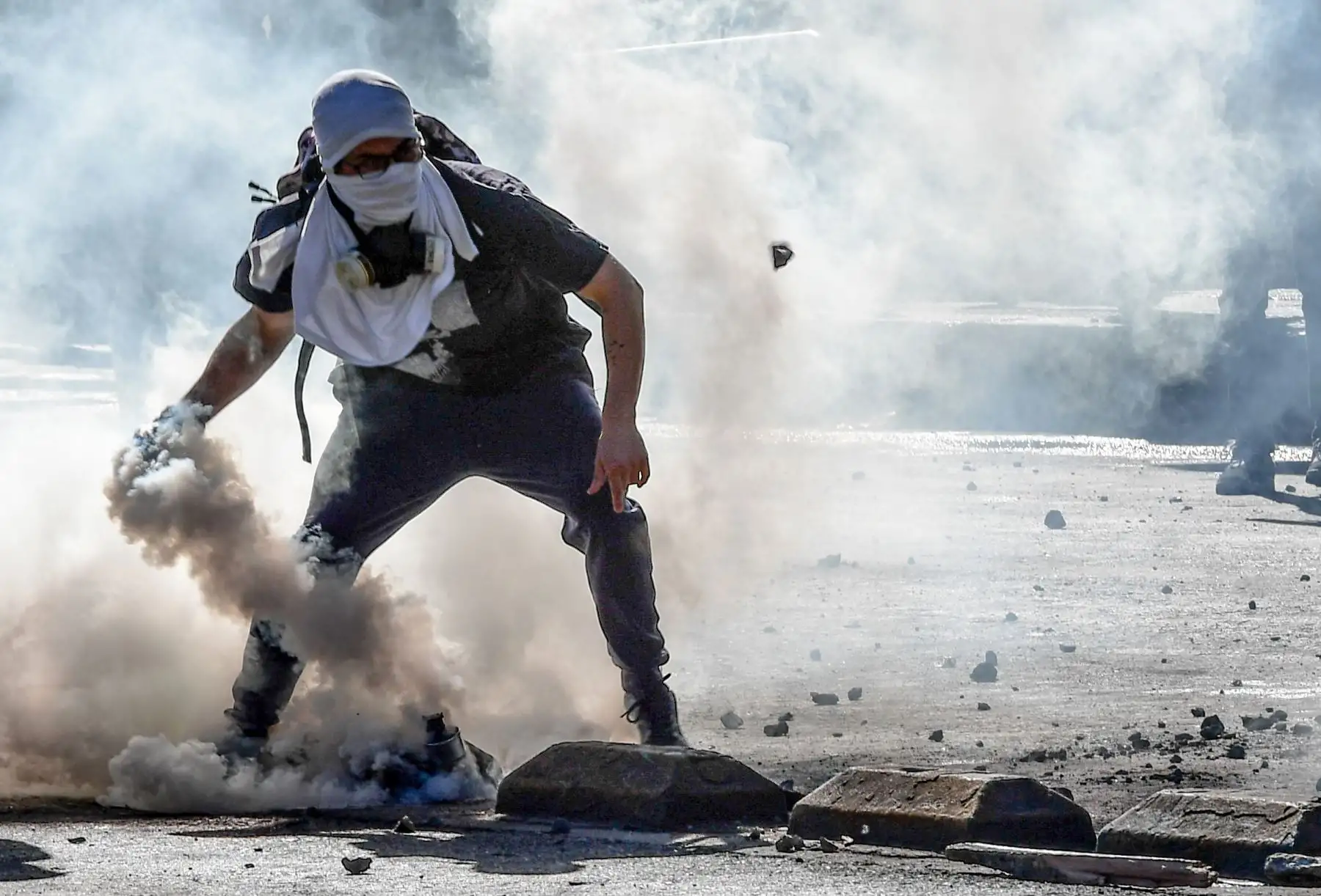 Un manifestante se enfrenta con la policía antidisturbios frente al palacio presidencial de La Moneda, en Santiago.Foto:AFP