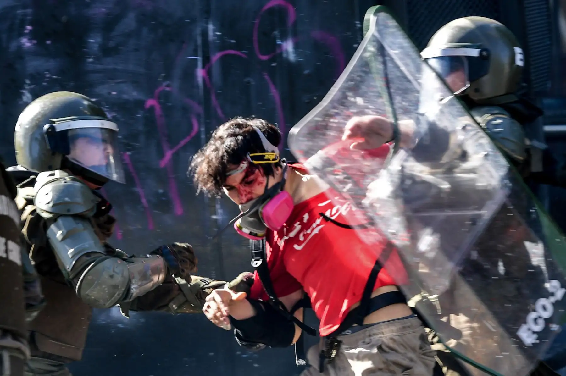 Un manifestante es detenido por la policía antidisturbios durante enfrentamientos fuera del palacio presidencial de La Moneda, en Santiago.Foto:AFP