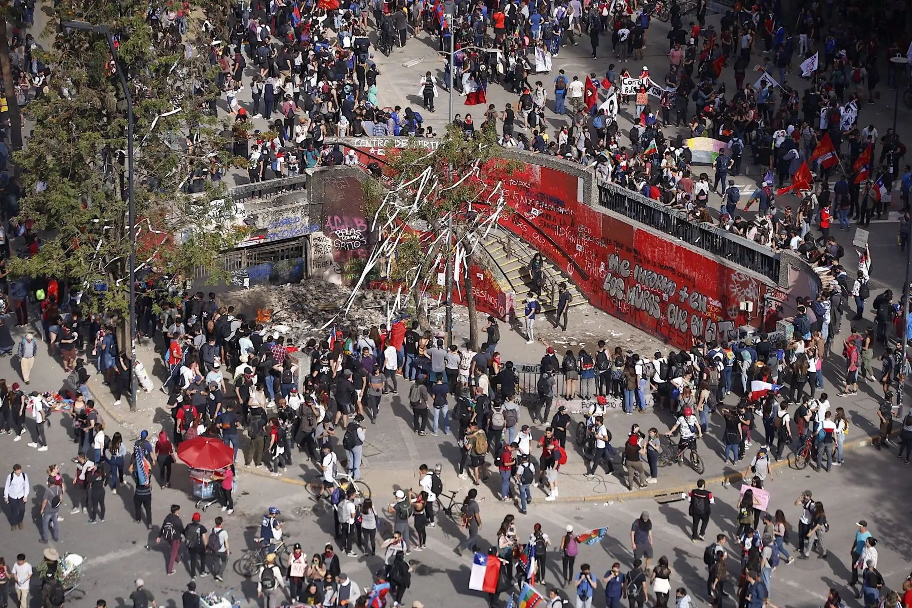 Miles de manifestantes protestan en la entrada del metro de la céntrica Plaza Italia, durante la décima jornada consecutiva de protestas a nivel nacional en contra del Gobierno, este martes en Santiago (Chile).Foto: EFE