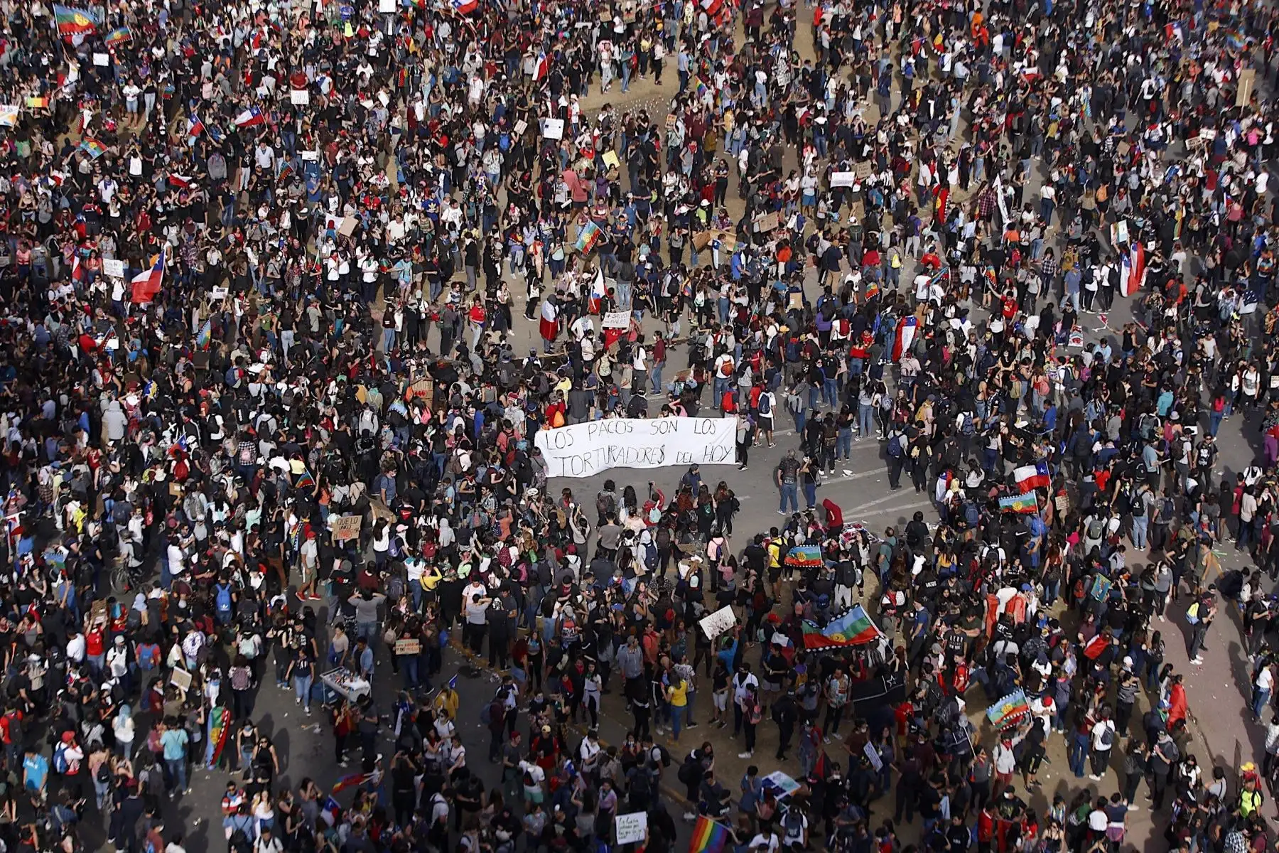Miles de ciudadanos se concentran durante la décima jornada consecutiva de protestas a nivel nacional en contra del Gobierno, este martes en la Plaza Italia de Santiago (Chile).Foto:EFE
